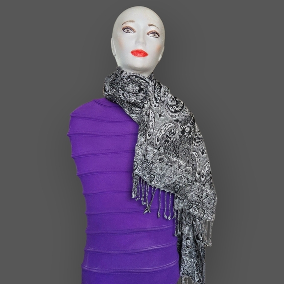 Chic Black and Gray Paisley Scarf - Picture 4 of 7